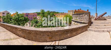 Historisches Zentrum mit Kanone nahe dem Haupttor in Labin bei Tageslicht, Istrien, Kroatien Stockfoto