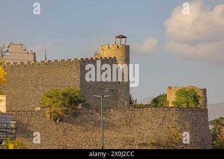 Skopje, Nordmakedonien - 23. Oktober 2023: Mittelalterliche Festungsmauern auf der Spitze des Hügels in der Altstadt sonniger Herbsttag. Stockfoto