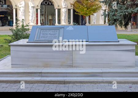 Skopje, Nordmakedonien - 23. Oktober 2023: Gedenktafel aus Marmor am Geburtsort des Mutter Theresa Hauses im Stadtzentrum der Hauptstadt. Stockfoto