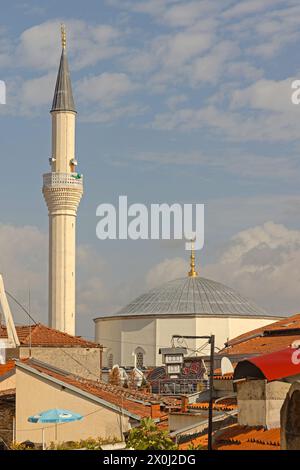 Ohrid, Nordmakedonien - 23. Oktober 2023: Weißes Minarett und Kuppel in der Moschee von Ali Pascha. Stockfoto