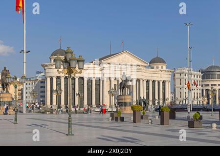 Skopje, Nordmakedonien - 23. Oktober 2023: Archäologisches Museumsgebäude und Reiterstatue Goce Delcev Historisches Wahrzeichen in der Hauptstadt CIT Stockfoto