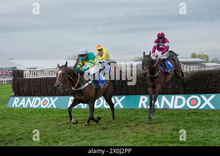 12. April 2024; Aintree Racecourse, Aintree, Merseyside, England: 2024 Grand National Festival Day 2; JonBon, geritten von Nico de Boinville, springt den letzten Zaun auf dem Weg zum Gewinn des My Pension Expert Melling Chase Stockfoto