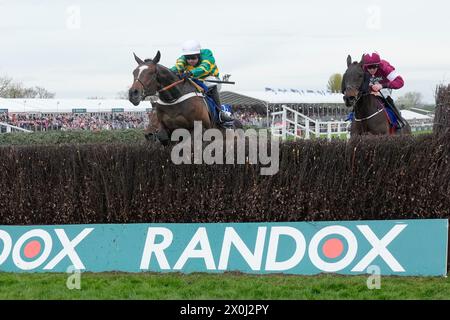 12. April 2024; Aintree Racecourse, Aintree, Merseyside, England: 2024 Grand National Festival Day 2; JonBon, geritten von Nico de Boinville, springt den letzten Zaun auf dem Weg zum Gewinn des My Pension Expert Melling Chase Stockfoto