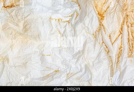 Kaffeeflecken auf zerknittertem Papier, Textur, Hintergrund Stockfoto