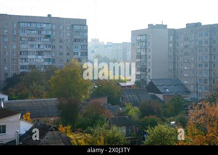 Eine urbane Landschaft mit hohen Turmblöcken und Wolkenkratzern umgeben von Bäumen und Vegetation. Die Architektur besteht aus einer Mischung von Gebäuden mit Fenstern Stockfoto