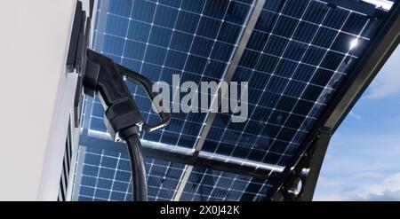 Ladestation für Elektrofahrzeuge, die Energie aus Solarpaneelen bezieht. Nahaufnahme. Stockfoto