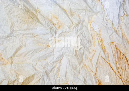 Kaffeeflecken auf zerknittertem Papier, Textur, Hintergrund Stockfoto