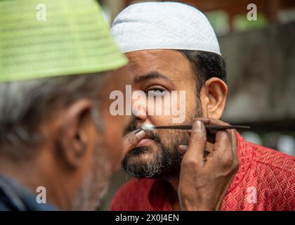 Kalkutta, Westbengalen, Indien. April 2024. EID ul-Fitr markiert das Ende der Ramadan-Periode, die laut islamischem Kalender der neunte Monat ist. Nach einem Monat Fasten brechen die Muslime am glückverheißenden Tag des Eid UL-Fitr endlich ihr Fasten. Die Menschen der muslimischen Gemeinschaft sind in positiver Stimmung, um das „Joy & Happiness of Eid“-Festival nach Namaz in Kalkutta auf einer jahrhundertealten Moschee-Arena zu genießen. (Kreditbild: © Amlan Biswas/Pacific Press via ZUMA Press Wire) NUR REDAKTIONELLE VERWENDUNG! Nicht für kommerzielle ZWECKE! Stockfoto