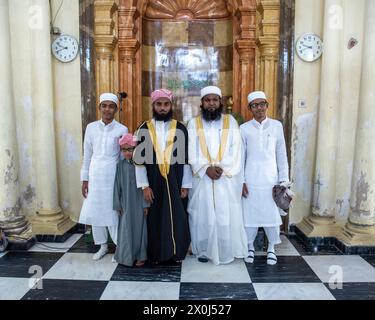 Kalkutta, Westbengalen, Indien. April 2024. EID ul-Fitr markiert das Ende der Ramadan-Periode, die laut islamischem Kalender der neunte Monat ist. Nach einem Monat Fasten brechen die Muslime am glückverheißenden Tag des Eid UL-Fitr endlich ihr Fasten. Die Menschen der muslimischen Gemeinschaft sind in positiver Stimmung, um das „Joy & Happiness of Eid“-Festival nach Namaz in Kalkutta auf einer jahrhundertealten Moschee-Arena zu genießen. (Kreditbild: © Amlan Biswas/Pacific Press via ZUMA Press Wire) NUR REDAKTIONELLE VERWENDUNG! Nicht für kommerzielle ZWECKE! Stockfoto