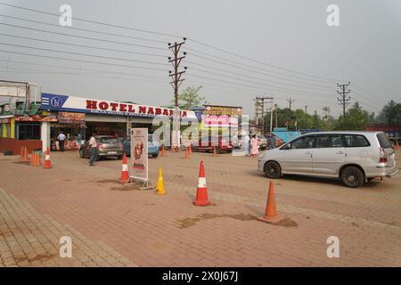 Hotel Nabanna Complex. Ein Restaurantkomplex im Singur des Rikta Hotel & Restaurant Pvt. Ltd National Highway 16, Hootly, Westbengalen, Indien. Stockfoto