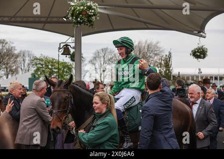 Rennfahrer genießen die Atmosphäre während des Randox Grand National 2024 Ladies Day auf der Aintree Racecourse, Liverpool, Großbritannien. April 2024. (Foto: Mark Cosgrove/News Images) in Liverpool, Großbritannien am 12.04.2024. (Foto: Mark Cosgrove/News Images/SIPA USA) Credit: SIPA USA/Alamy Live News Stockfoto