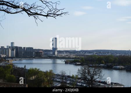 23.03.2024: Belgrad, Serbien. Blick auf Wolkenkratzer, den Damm der Save, Boote und geparkte Autos von der Aussichtsplattform der Kalemegda Stockfoto