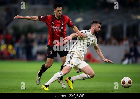 Mailand, Italien. 11. April 2024. Bryan Cristante von AS Roma tritt im Viertelfinale der UEFA Europa League gegen Tijjani Reijnders vom AC Milan gegen AS Roma um den Ball an. Nicolò Campo/Alamy Live News Stockfoto