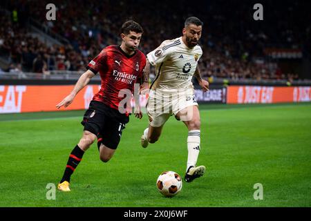 Mailand, Italien. 11. April 2024. Christian Pulisic vom AC Mailand tritt im Viertelfinale der UEFA Europa League gegen Leonardo Spinazzola von AS Roma um den Ball an. Nicolò Campo/Alamy Live News Stockfoto