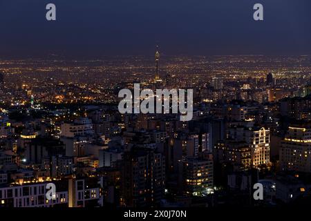 Nächtlicher Blick auf die Stadt Teheran mit Stadtlichtern, Milad Tower und Gebäuden. Stockfoto