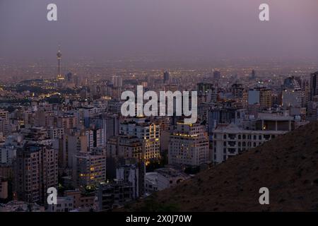 Blick auf die Stadt Teheran am Abend und die Hochhäuser. Stockfoto