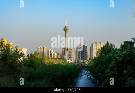 Der berühmte Miladenturm neben den Gebäuden im Westen Teherans. Stockfoto