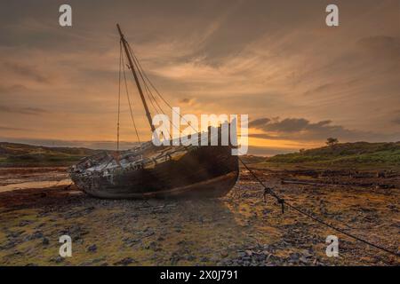 Sonnenuntergang am Isa Shipwreck, Culduie, Applecross. Stockfoto