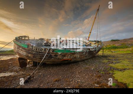 Sonnenuntergang am Isa Shipwreck, Culduie, Applecross. Stockfoto