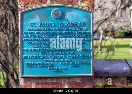 Nahaufnahme der historischen Gedenktafel auf dem Gelände der St. Ann's Academy, einem historischen römisch-katholischen Gebäude - Victoria, British Columbia, Kanada. Stockfoto