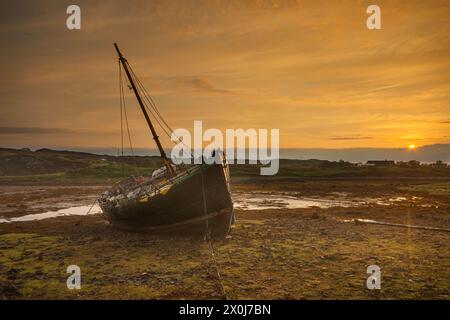 Sonnenuntergang am Isa Shipwreck, Culduie, Applecross. Stockfoto