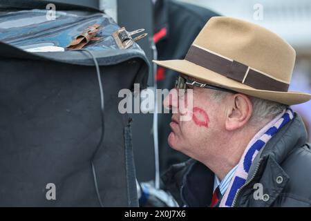 Liverpool, Großbritannien. April 2024. Der Buchmacher mit Lippenstift im Gesicht während des Randox Grand National 2024 Ladies Day auf der Aintree Racecourse, Liverpool, Vereinigtes Königreich, 12. April 2024 (Foto: Mark Cosgrove/News Images) in Liverpool, Vereinigtes Königreich am 12. April 2024. (Foto: Mark Cosgrove/News Images/SIPA USA) Credit: SIPA USA/Alamy Live News Stockfoto