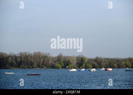 Boote, die an einem sonnigen Frühlingstag in Zemun, einem Vorort von Belgrad, in Serbien, am Ufer der Donau vor Anker stehen. Ruhe und Frieden. Stockfoto