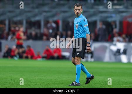 Mailand, Italien. April 2024. Schiedsrichter Clement Turpin wurde beim Viertelfinale der UEFA Europa League 2023/24 gesehen – 1. Legs-Fußballspiel zwischen AC Mailand und AS Roma im San Siro Stadium, Mailand, Italien am 11. April 2024 Credit: Independent Photo Agency/Alamy Live News Stockfoto