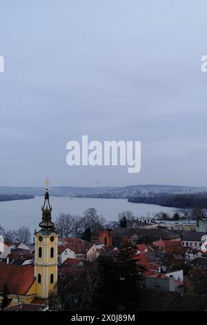 Panoramablick auf die historische Altstadt Zemun, Teil von Belgrad, Serbien. Wunderschöner Blick auf die Donau, die roten Ziegeldächer der Häuser und den Clo Stockfoto