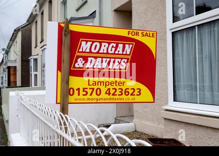 Schild FÜR Immobilienmakler vor einem Haus, Haus, Grundstück in Lampeter Ceredigion Wales, Großbritannien KATHY DEWITT Stockfoto