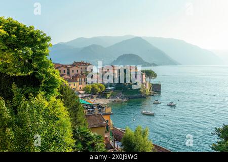 Aus der Vogelperspektive auf Varenna, eine wunderschöne Stadt in Italien am Comer See Stockfoto