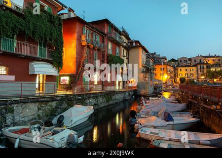 Bucht mit Booten in der Stadt Varenna in Italien am Comer See Stockfoto