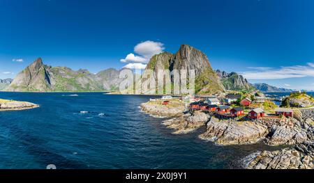 Rote Holzhäuser im Dorf Hamnoy auf den Lofoten in Norwegen Stockfoto