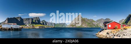 Rote Holzhäuser im Dorf Hamnoy auf den Lofoten in Norwegen Stockfoto