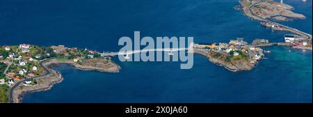 Blick vom Berg Reinebringen auf das Dorf reine auf den Lofoten in Norwegen Stockfoto