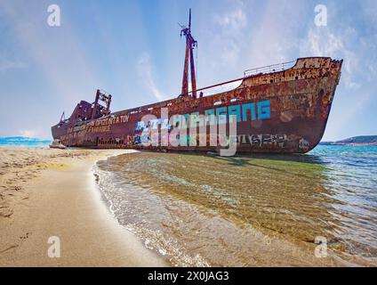 Schiffbruch am Strand, Umweltschäden, die Dimitrios war eine Achterbahn, die am 23. Dezember 1981 am Strand in Valtaki (Gemeinde Evrotas), Griechenland, auf Grund lief Stockfoto