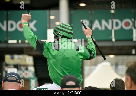 Liverpool, Großbritannien, 12. April 2024. Ciaran Gethings feiert nach dem Gewinn des Randox Topham Handicap Turmjase 4,05 in Aintree. Foto: Paul Blake/Alamy Sports News Stockfoto