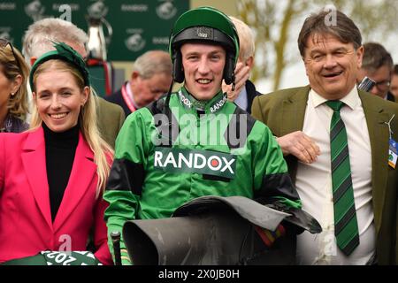 Liverpool, Großbritannien, 12. April 2024. Ciaran Gethings feiert mit Verbindungen, nachdem er 4,05 die Randox Topham Handicap Tureple Chase in Aintree gewonnen hat. Foto: Paul Blake/Alamy Sports News Stockfoto