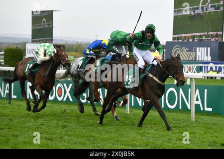 Liverpool, Großbritannien, 12. April 2024. Ciaran Gethings feiert, nachdem er den Posten des Arizona Cardinal überholt hat, nachdem er 4,05 die Randox Topham Handicap Turmjase in Aintree gewonnen hat. Foto: Paul Blake/Alamy Sports News Stockfoto