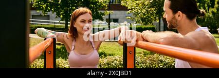 Ein Mann und eine Frau in Sportbekleidung stehen zusammen, motiviert und konzentriert sich auf ihr Outdoor-Workout Stockfoto