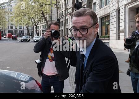 London, Großbritannien. April 2024. Adam Crozier, ehemaliger CEO der Royal Mail Group Ltd und ehemaliger Direktor der Royal Mail Holdings, verlässt Aldwych House, nachdem er der Post Office Public Inquiry Beweise gegeben hatte. Die von Sir Wyn geleitete Untersuchung hat die Aufgabe, die Umsetzung und die Mängel des IT-Systems Horizon beim Postamt, die zur Aussetzung, Kündigung von Verträgen mit Unterpostern, zur Strafverfolgung und Verurteilung führen, klar darzulegen. Quelle: Wiktor Szymanowicz/Alamy Live News Stockfoto