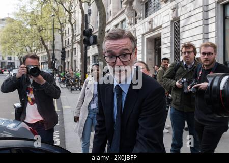 London, Großbritannien. April 2024. Adam Crozier, ehemaliger CEO der Royal Mail Group Ltd und ehemaliger Direktor der Royal Mail Holdings, verlässt Aldwych House, nachdem er der Post Office Public Inquiry Beweise gegeben hatte. Die von Sir Wyn geleitete Untersuchung hat die Aufgabe, die Umsetzung und die Mängel des IT-Systems Horizon beim Postamt, die zur Aussetzung, Kündigung von Verträgen mit Unterpostern, zur Strafverfolgung und Verurteilung führen, klar darzulegen. Quelle: Wiktor Szymanowicz/Alamy Live News Stockfoto