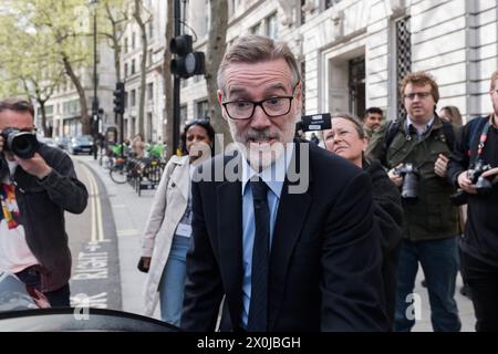 London, Großbritannien. April 2024. Adam Crozier, ehemaliger CEO der Royal Mail Group Ltd und ehemaliger Direktor der Royal Mail Holdings, verlässt Aldwych House, nachdem er der Post Office Public Inquiry Beweise gegeben hatte. Die von Sir Wyn geleitete Untersuchung hat die Aufgabe, die Umsetzung und die Mängel des IT-Systems Horizon beim Postamt, die zur Aussetzung, Kündigung von Verträgen mit Unterpostern, zur Strafverfolgung und Verurteilung führen, klar darzulegen. Quelle: Wiktor Szymanowicz/Alamy Live News Stockfoto