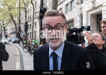 London, Großbritannien. April 2024. Adam Crozier, ehemaliger CEO der Royal Mail Group Ltd und ehemaliger Direktor der Royal Mail Holdings, verlässt Aldwych House, nachdem er der Post Office Public Inquiry Beweise gegeben hatte. Die von Sir Wyn geleitete Untersuchung hat die Aufgabe, die Umsetzung und die Mängel des IT-Systems Horizon beim Postamt, die zur Aussetzung, Kündigung von Verträgen mit Unterpostern, zur Strafverfolgung und Verurteilung führen, klar darzulegen. Quelle: Wiktor Szymanowicz/Alamy Live News Stockfoto