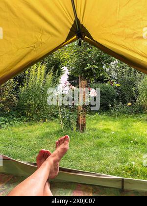 Füße, Zelt, Gras, Hamburg, Norddeutschland, Deutschland Stockfoto