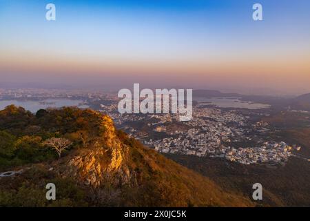 Herrlicher Blick auf Udaipur City bei Sonnenuntergang von den Hügeln des Monsoon Palace (Sajjangarh Fort) Stockfoto