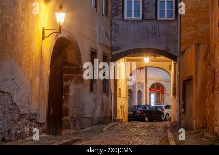 Jüdische Gasse mit Bögen in der Abenddämmerung, Naumburg, Sachsen-Anhalt, Deutschland, Europa Stockfoto