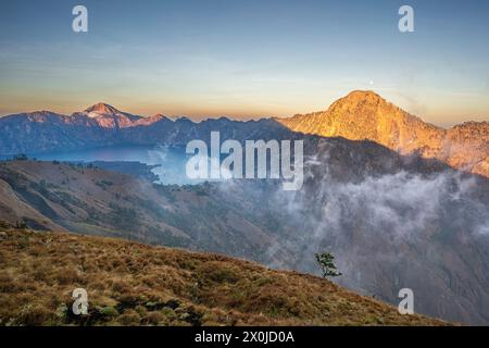 Trekking auf den 3726 Meter hohen Vulkan Gunung Rinjani im Mount Rinjani Nationalpark, Lombok, Indonesien Stockfoto