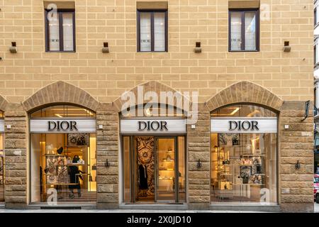 Florenz, Italien - 4. April 2024: Dior Bekleidungsboutique in der Via Strozzi, Außenansicht des Ladeneingangs und Fenster Stockfoto