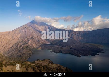 Trekking auf den 3726 Meter hohen Vulkan Gunung Rinjani im Mount Rinjani Nationalpark, Lombok, Indonesien Stockfoto